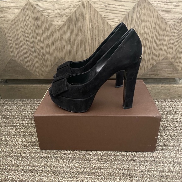 Louis Vuitton Suede Pumps with Large Bow - Picture 3 of 8